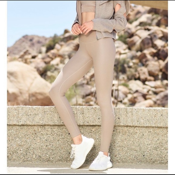 ALO Yoga Pants - Alo Yoga High Waist Tech-Lift Airbrush Legging